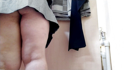 Elena: Omg! Ruská macecha si zkouší sukně v šatně v nákupním středisku