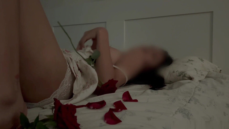 Jinglian Pan: Wasserschlange-Taillen-Schönheit masturbiert auf dem Bett