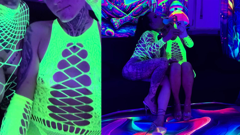 MissAlessaMilano: Neon Light with 2 Crazy Girls