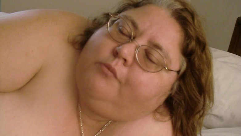 BBW nurse Vicki adventures with friends: Обнаженная жиробасина поедает мини-гамбургер для тебя, соблазняющей великаншу