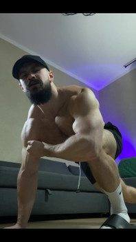 Bombeando meus peitos enormes