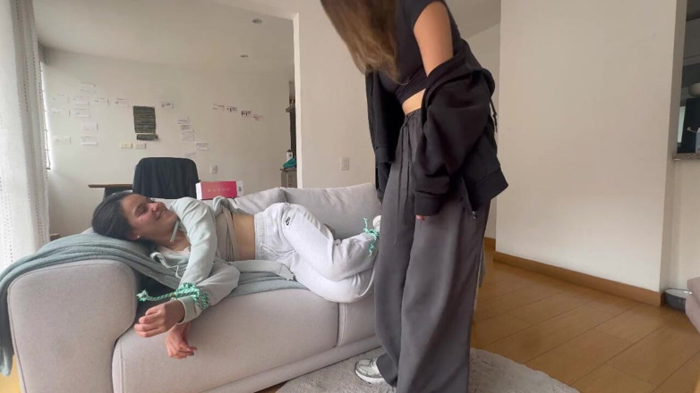 scarlettandc: Vecina mea mă leagă și mă pedepsește cu jucăria ei