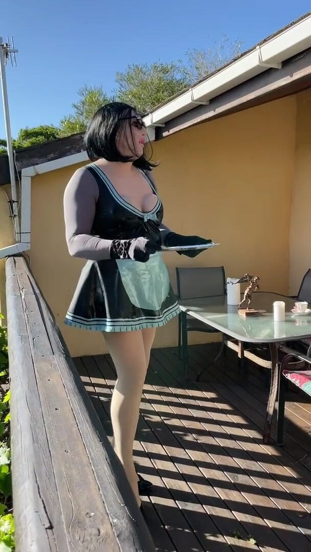 Mistress April: Crossdresser pembantu Sinthia