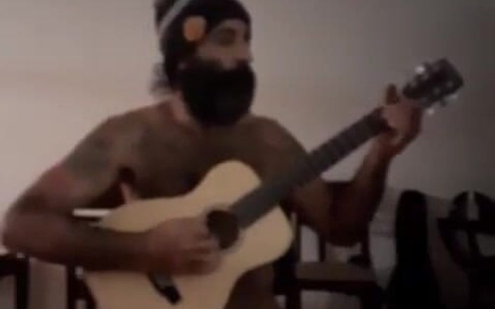 First2Go: Tocando guitarra