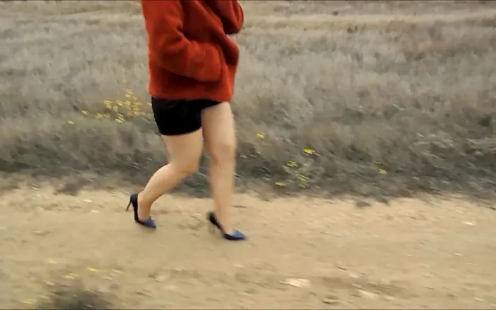 Nylon-Heels: Business style in shorts