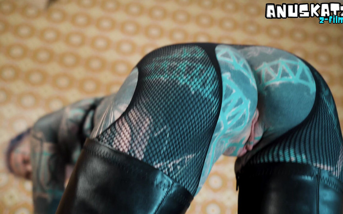 Anuskatzz: Puta tatuada se penetra en un consolador negro masivo - tacones...