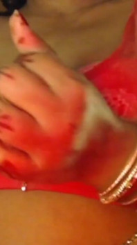 Seksi ateşli kız göğüslerini gösteriyor ve amını parmaklıyor.