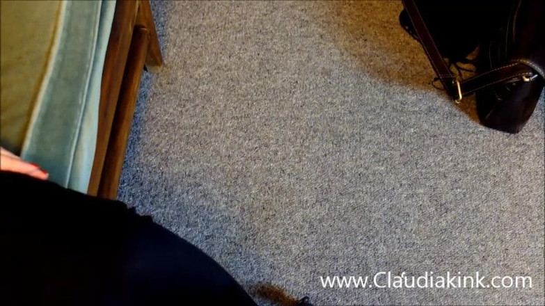 Claudia Kink: La matrigna dominante consegna una sculacciata