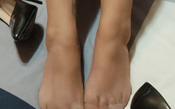 Coryna nylon: Scaun ciorapi cu tocuri negre picioare