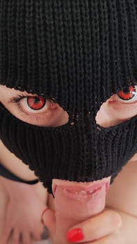 Elle est tombée à genoux comme un diable affamé - pipe passionnée et avalage de sperme gourmand