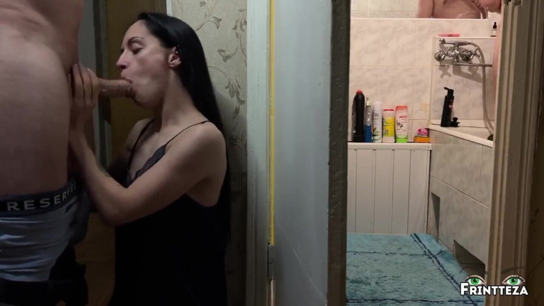 Frintteza: Een buurvrouw neukte me in mijn mond terwijl mijn man...
