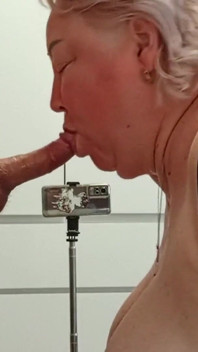 Vecina chupa polla y luego verto semen en sus grandes tetas