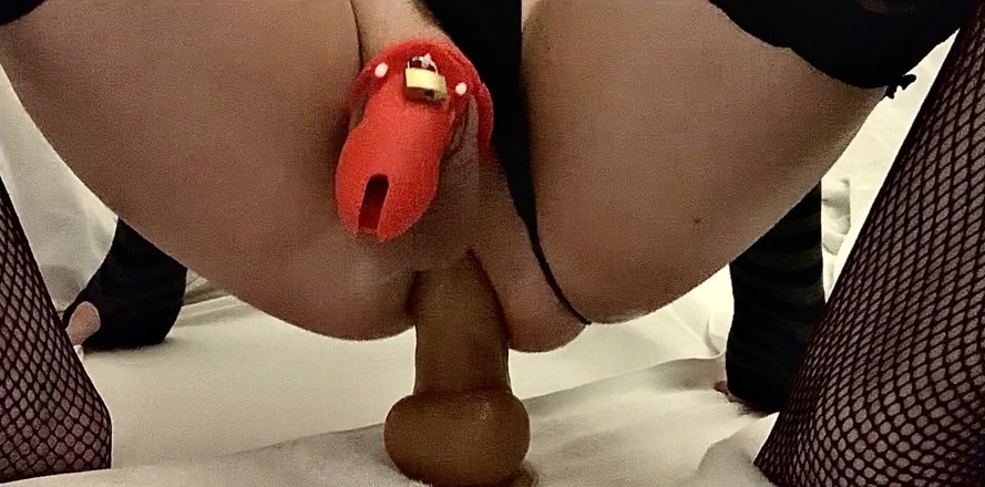 Eve Sissy: Knackarsch-sissy fickt riesigen dildo