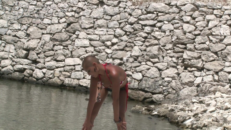Cryptostudios: Chica calva juguetona en bikini se desnuda y muestra su...
