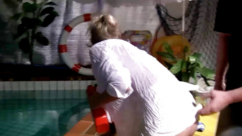 Mature Climax - 100% Mature Videos: Mooi uitziende rijpe vrouw zuigt en neukt bij het zwembad