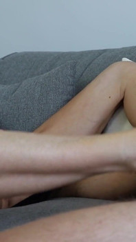 Moglie matura fa un footjob per un giovane ragazzo