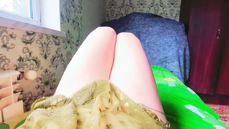 Kitty_Cross: Ragazza trans giocosa che mostra il tatuaggio alla coscia in...