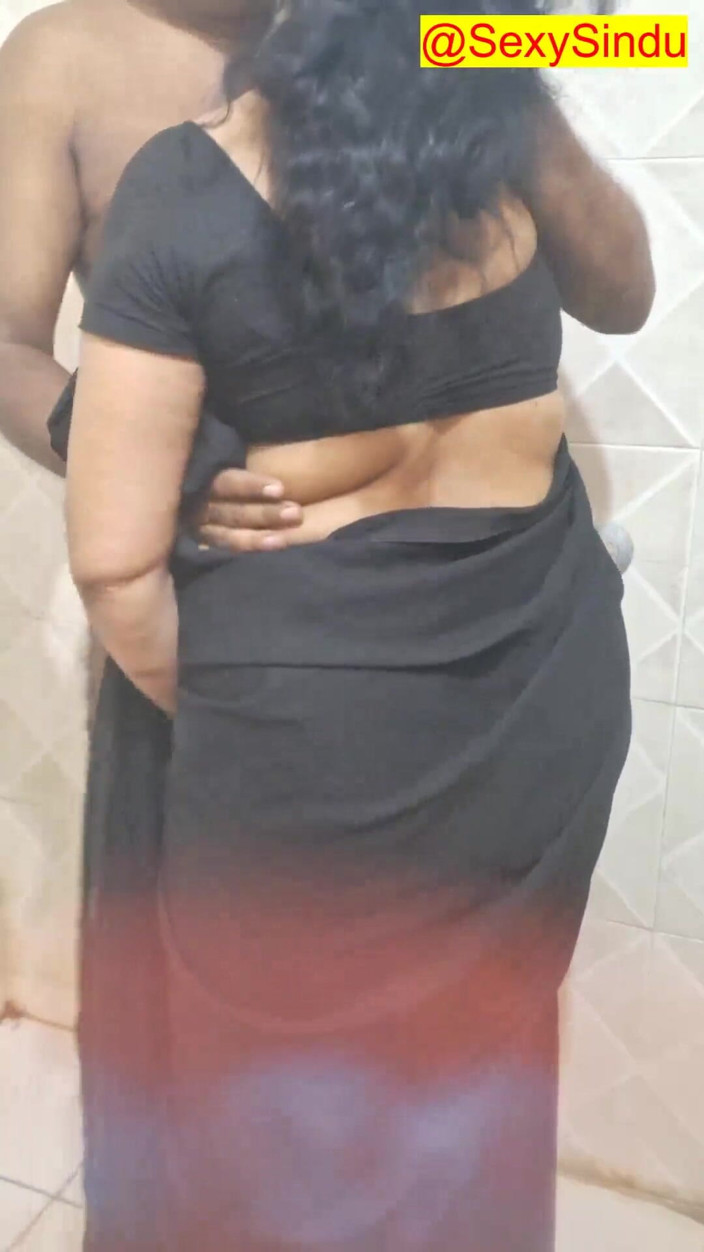 Sexy sindu: Indyjska żona MILF kąpie się w Sari