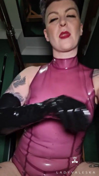 Vedere la persoana 1 cu joc cu respirație în latex.