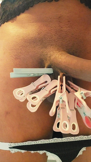 Milah CrossxxX: Autopunizione BDSM Punivo le mie palle con 21 mollette e gemevo...