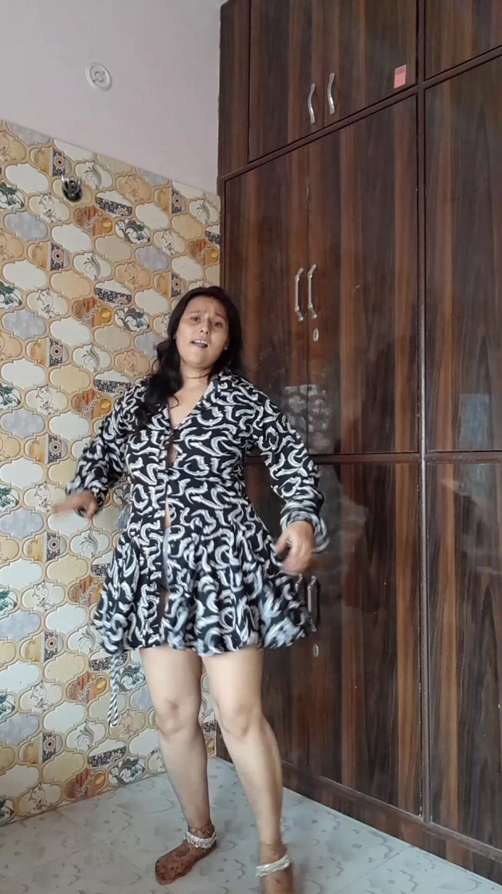 Puja555: Пуджа бхабхи Хондри танцует