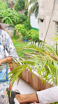 Tuan rumah video desi India berkongkek tegar dengan si tuan rumah dan menghisap buah dadanya.