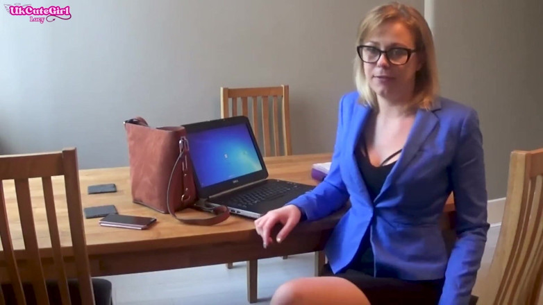 UKCuteGirl Lucy Lauren: Büroschlampe verführt ihren chef für eine gehaltserhöhung, schamloses schwanznecken