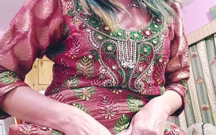 Bolly Karma: 寝取られた夫は彼のふしだらな妻が彼女の猫を弄ぶのを見ています