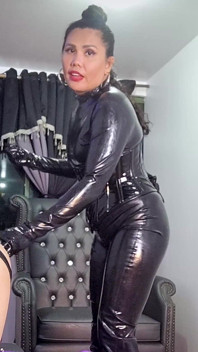 Stăpâna dominatoare în latex își antrenează anal curva efeminată