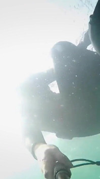 Aku lagi asik muasin becekku pakai wetsuit ukuran dua!
