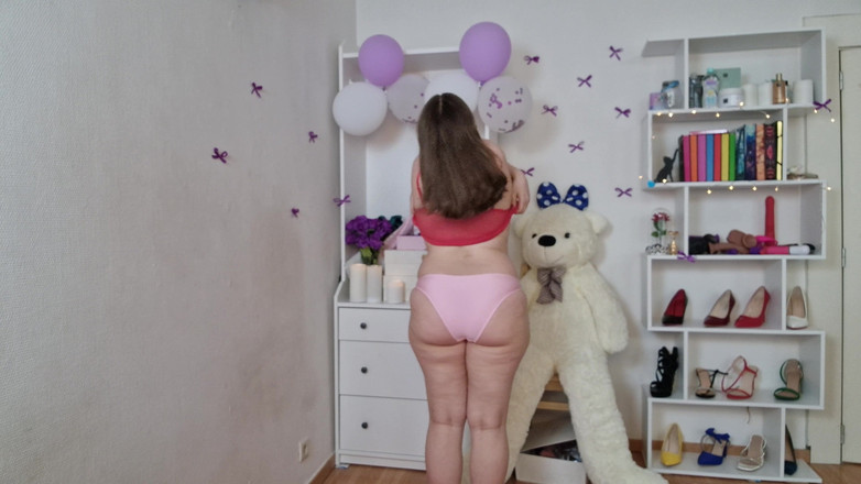 Tina Angel: Kikar på My Sheer Nightdress - Vad är under?