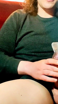 Kongkek mainan di sofa saya