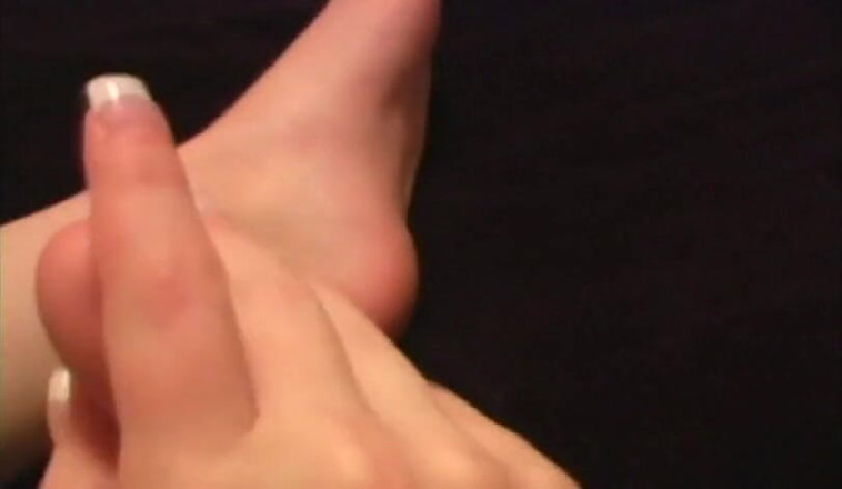 Foot Girls: La troia dai capelli neri le succhia e si lecca...