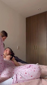 Jím péro své spolubydlící, zatímco ona hraje videohry