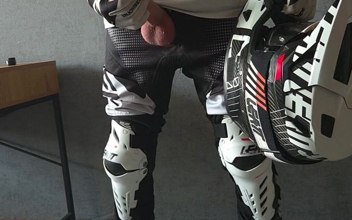 Sneakersmax98: MyMxhelmet上的奶油派