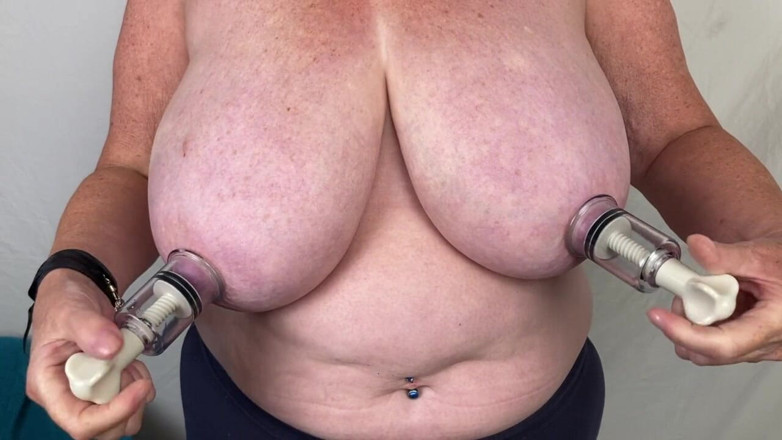 Mr MF: Señora pies maduros jugando con juguetes de tetas pervertidos