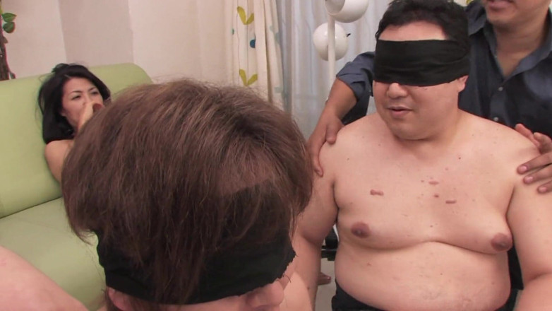Slamming Asian Orgies: Des MILF japonaises excitées gémissent pendant que des mecs pervers...