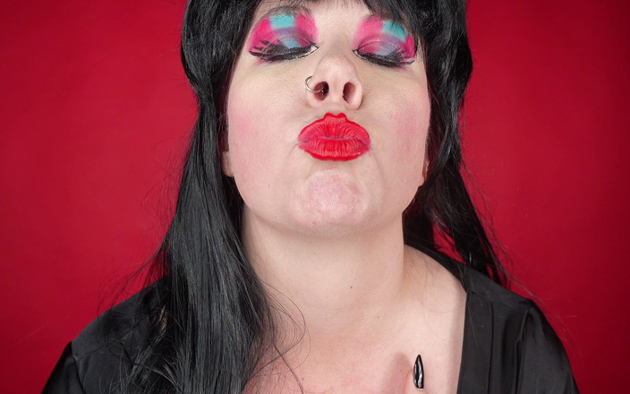 Deanna deadly: POV krijgt kusjes van Elvira