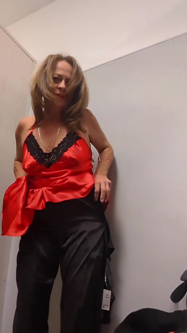 Hottest MILF Ever - Cum Christmas Shopping with Me (Little Linda)