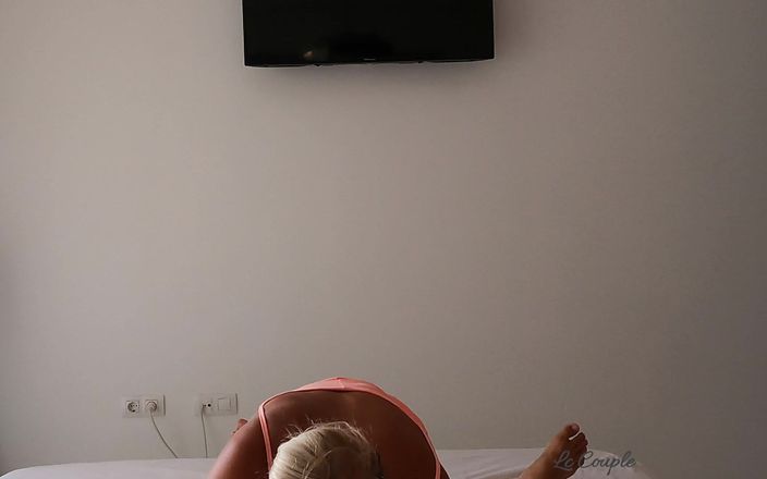 LC couple: Sexy blonďatá MILFka jezdí na ptákovi a masturbuje, dokud se...