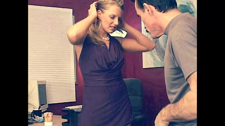 Vintage megastore: O blondă are parte de un futai vintage cu un...