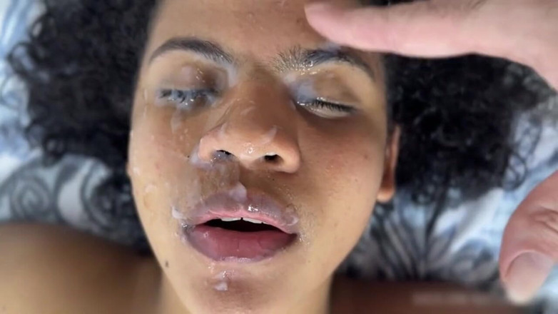 Igotthesauce: 胸の大きいティーンが顔にセックスされ、飲み込み、そして巨大なフェイシャル!