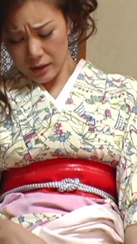 Seorang wanita matang yang menggoda dalam kimono melancap semasa aweknya melancap dengan tetek pepeknya dengan tidak terkawal