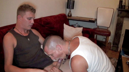 MASCULINE BOYS STUDIO: Sexy musscle chlapec s tatoo ošukaný špičkovou blondýnou