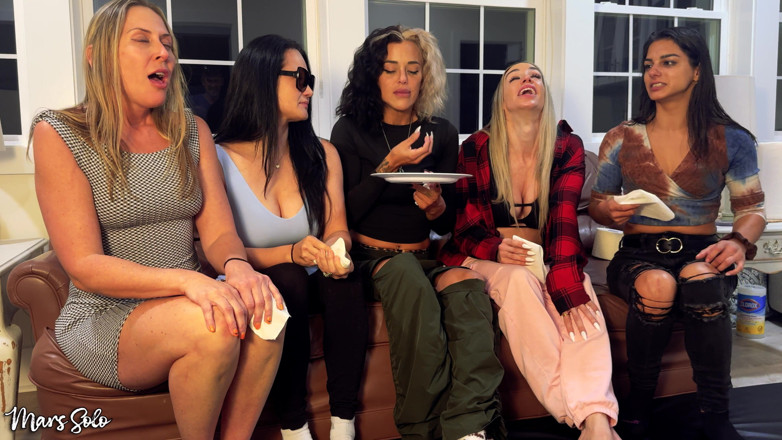 Mars solo: 5 dívek zkouší kýchající prášek - Mars Solo, Sinthia Bee, Sexy...