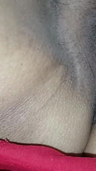 Ich habe meine halbe stiefschwester auf dem bett ohne höschen erwischt
