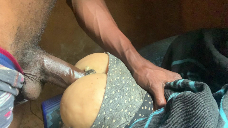 Bangcum8: Pantat bahenol cewek ini dicrot sperma hangat di rumah