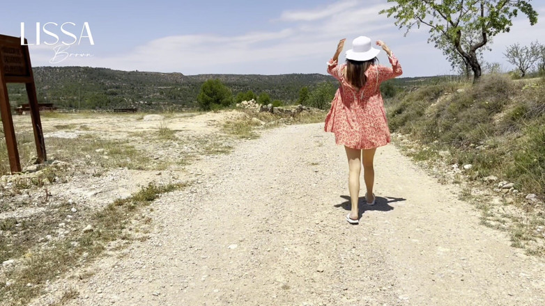Lissa Brown: Nasses kleid im fluss + masturbation + exhibitionismus
