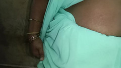 Tamil Anti Uma: 나는 이모의 집에 가서 그녀가 사리 를 묶고 있고 매우 아름다운 것을 보았다. 그런 다음 우리는 그녀의 가슴을 잡고 키스를 공유했다.