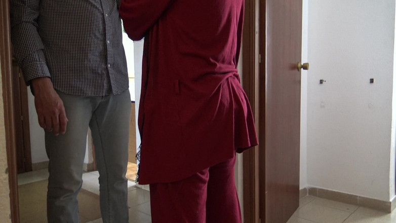 Stepmom Susan: Soția încornorată îl lasă pe tipul care face livrări de la Amazon...